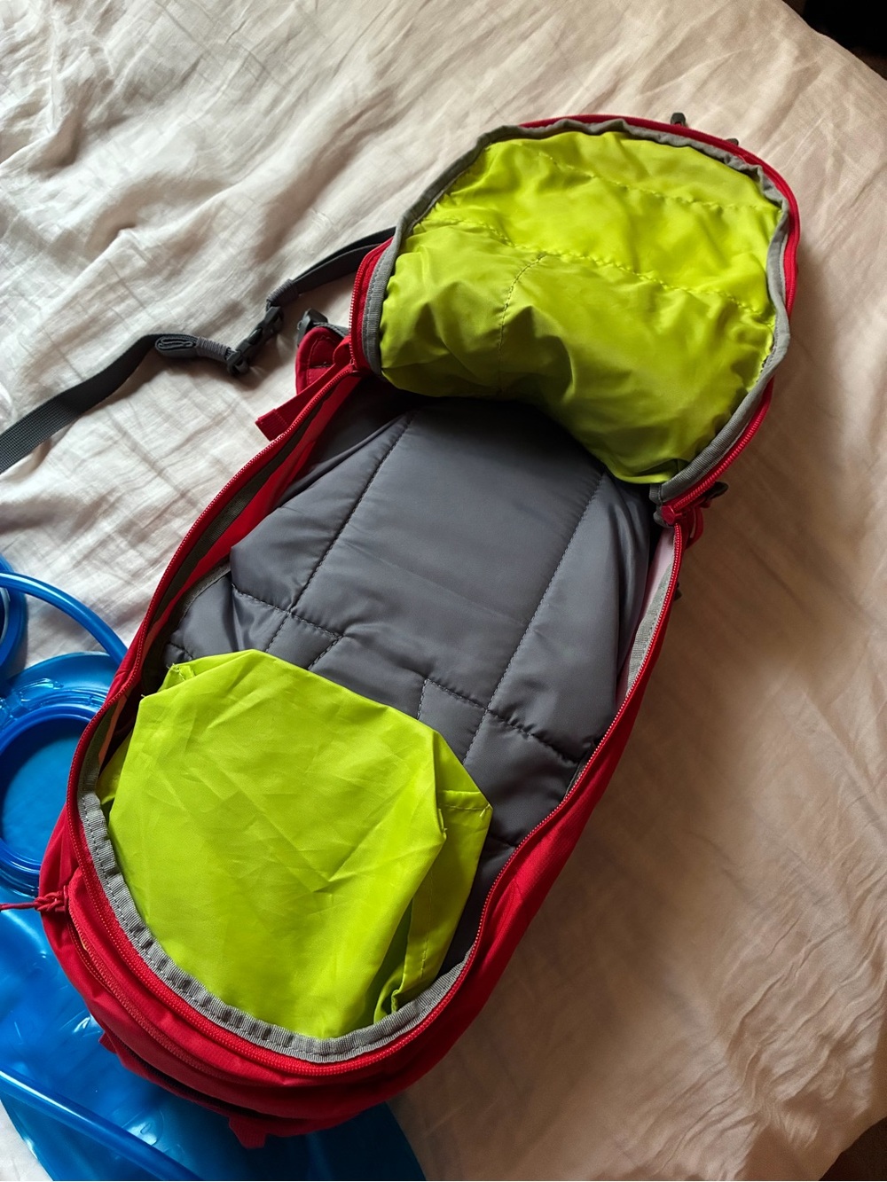 CamelBak M.U.L.E. 12 Hydration Pack Backpack - Red - Excellent Condition - Picture 8 of 16